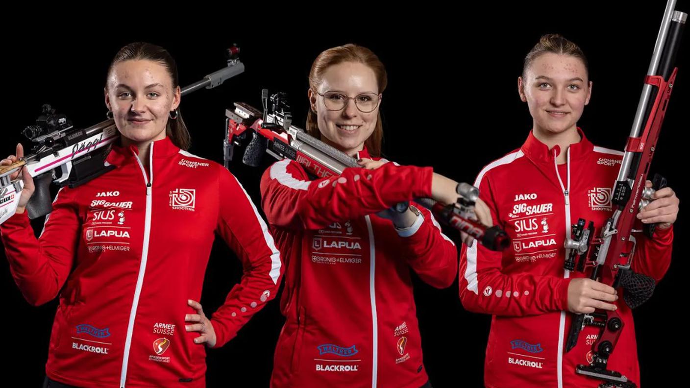 Le due sorelle (ai lati) sono attive in ambito juniores