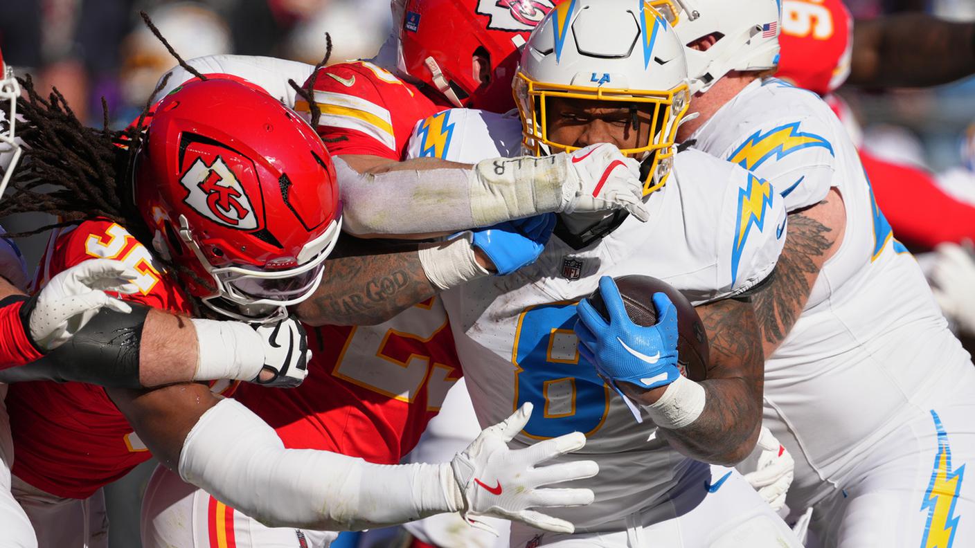 Omarion Hampton viene fermato da Nick Bolton e Drue Tranquill