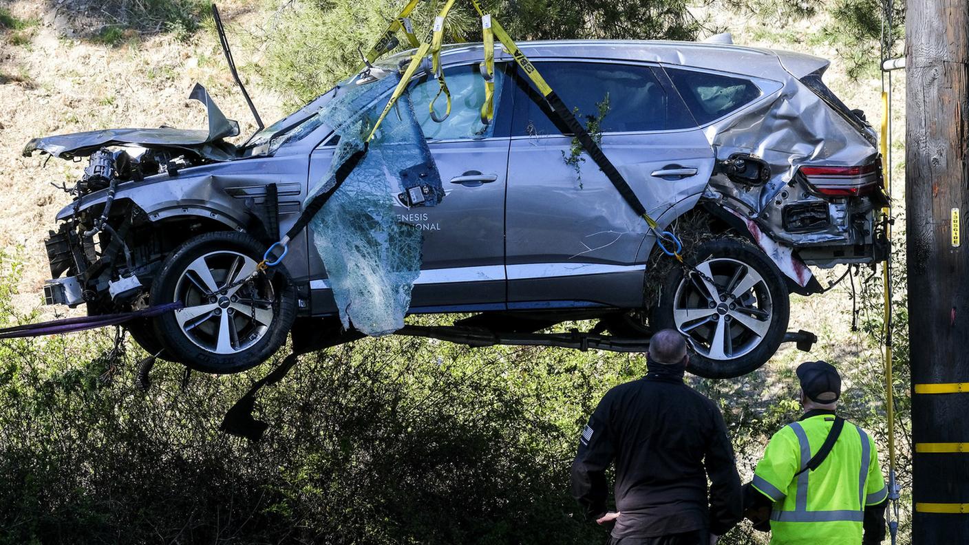 La rimozione dell'auto distrutta, dopo il grave incidente