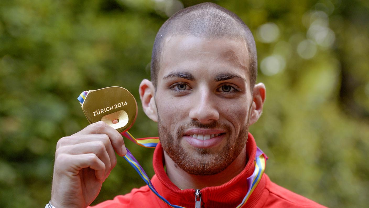 Hussein mostra fiero la sua medaglia d'oro