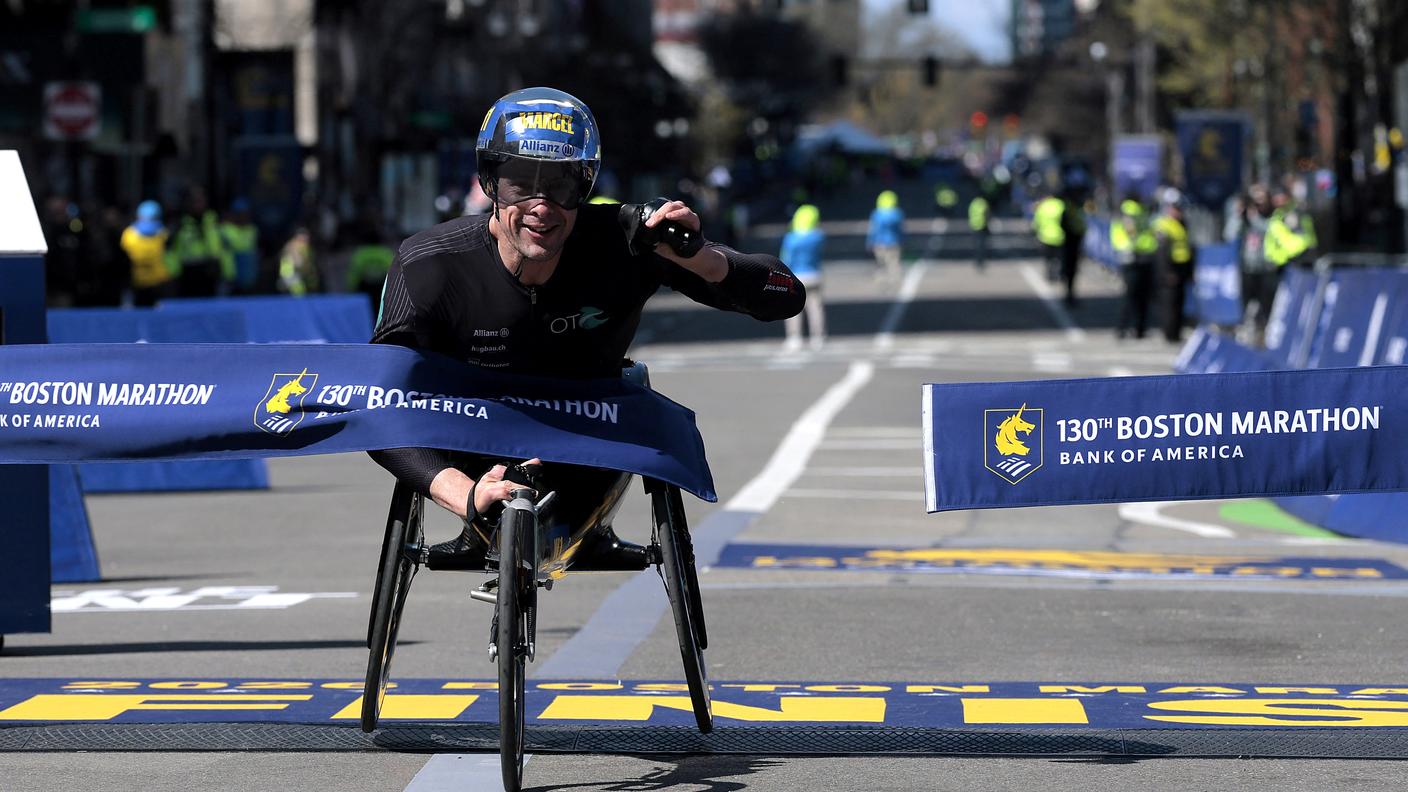 L'elvetico festeggia al traguardo