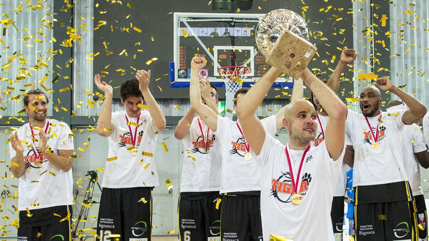 Capitan Stockalper solleva il trofeo