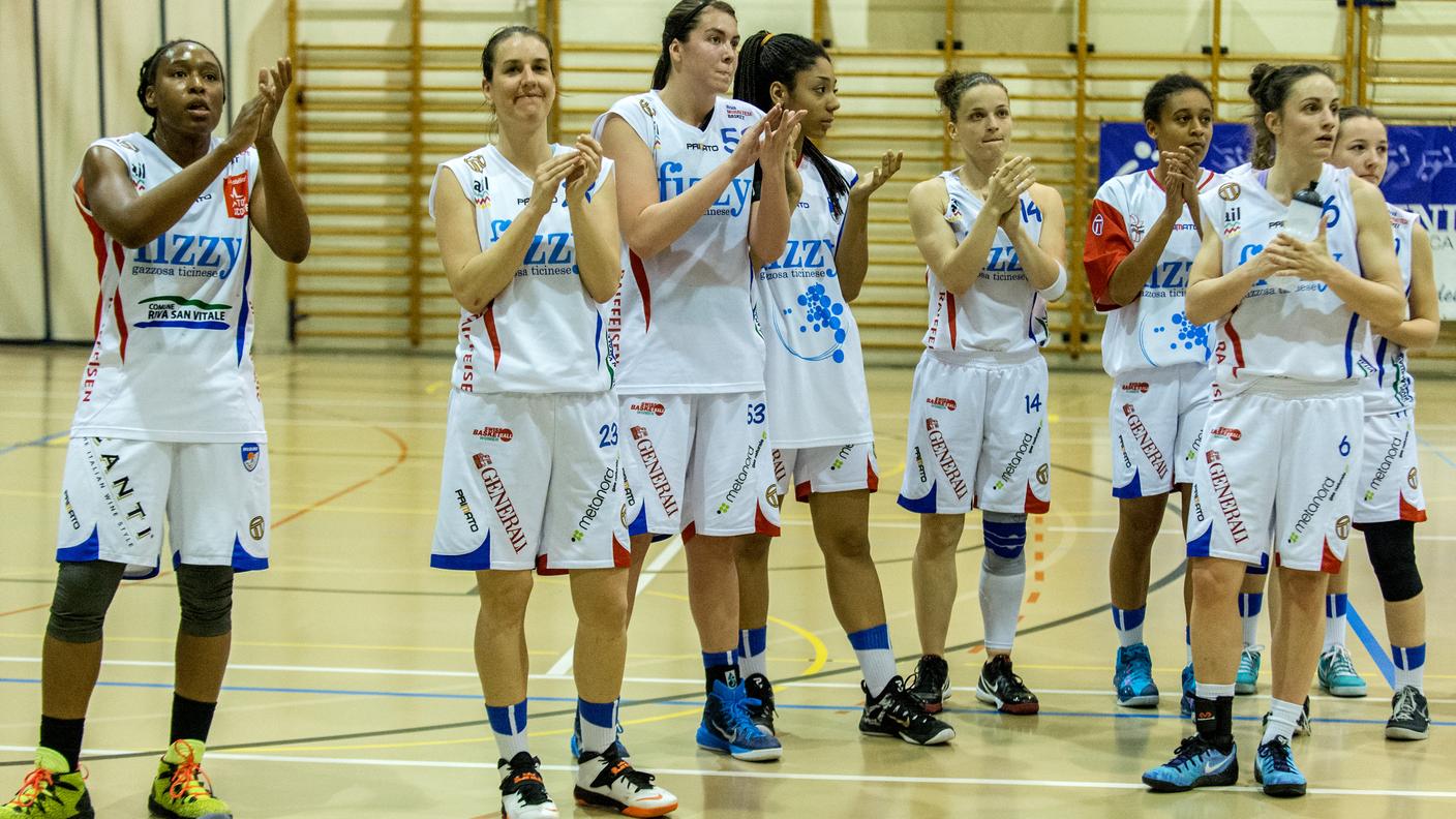 Le ragazze salutano il loro pubblico