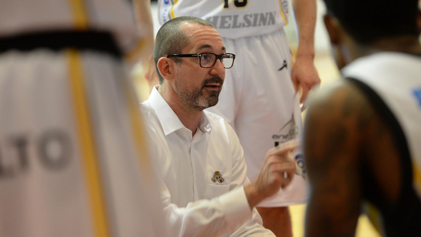 Coach Jaumin fornisce indicazioni ai suoi