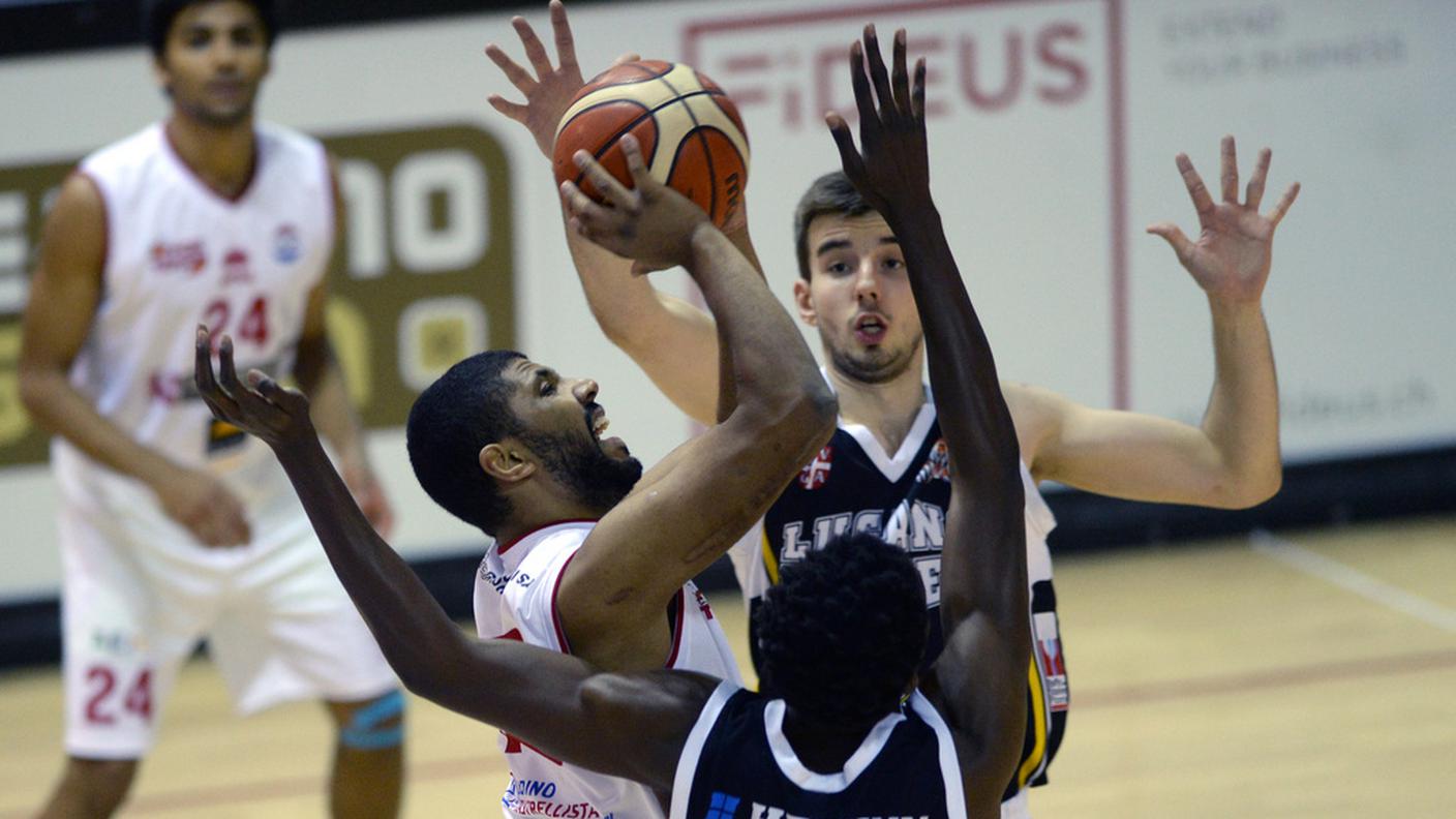 Un'azione del derby giocato in Coppa