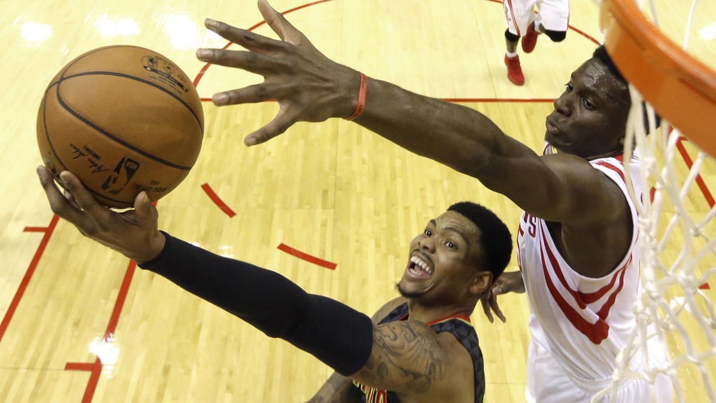 Il giocatore dei Rockets difende su Bazemore