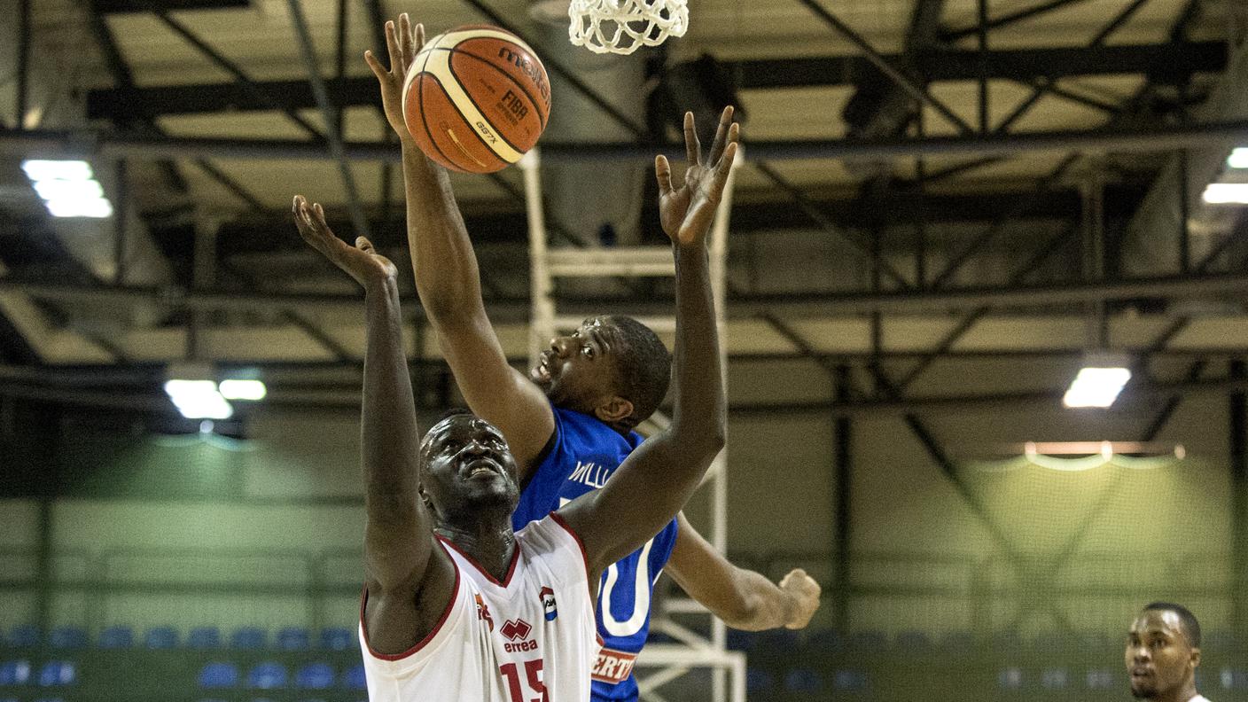 Pape Badji contrastato da Williamson