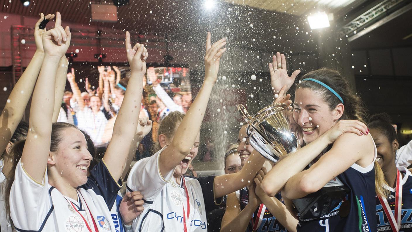 La capitana si coccola il trofeo tanto agognato