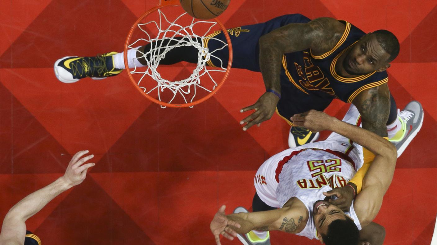 Duello tra LeBron James e Thabo Sefolosha