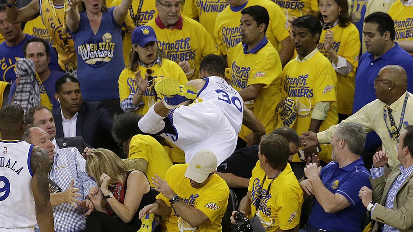 Il tuffo in tribuna di Curry
