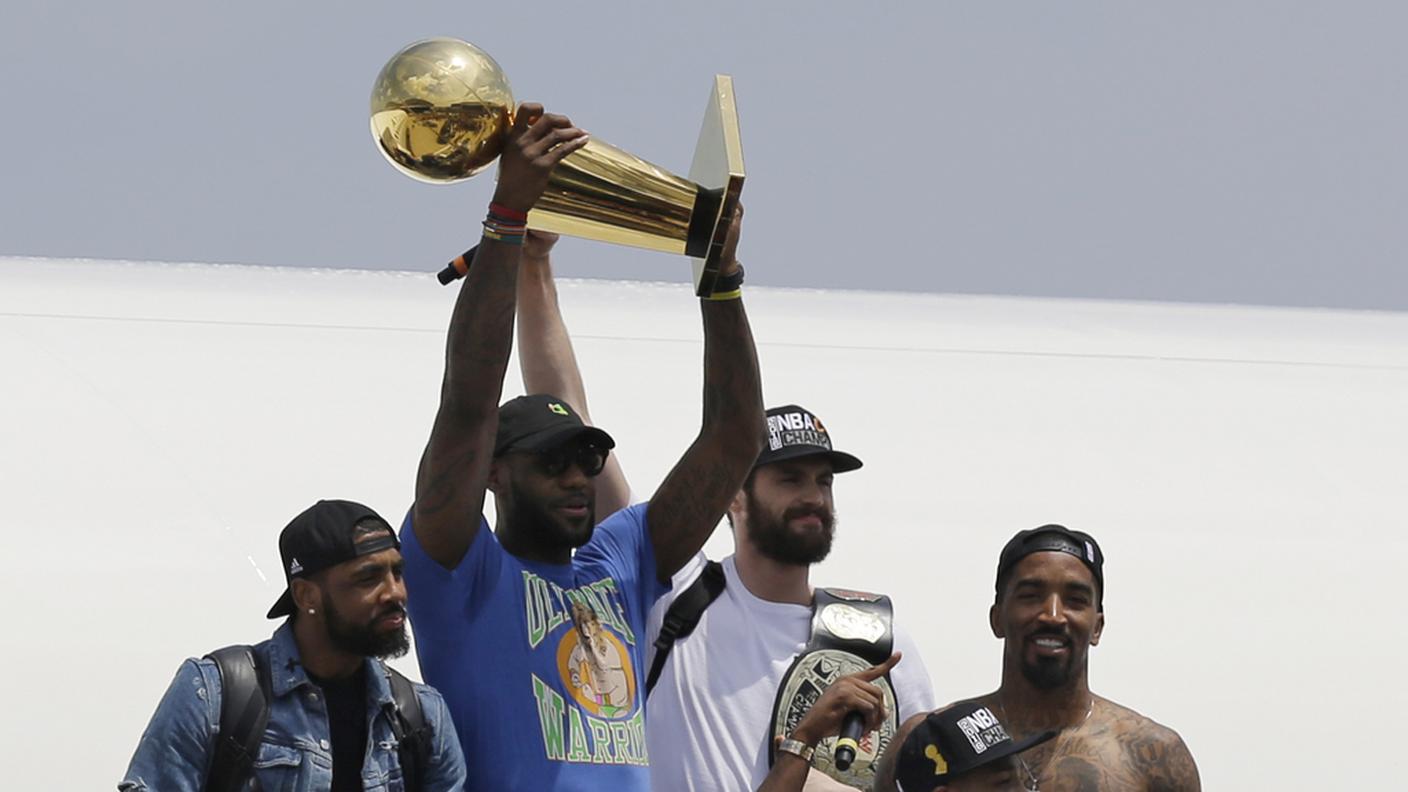 James, Love, Irving e il sempre posato Smith con il trofeo