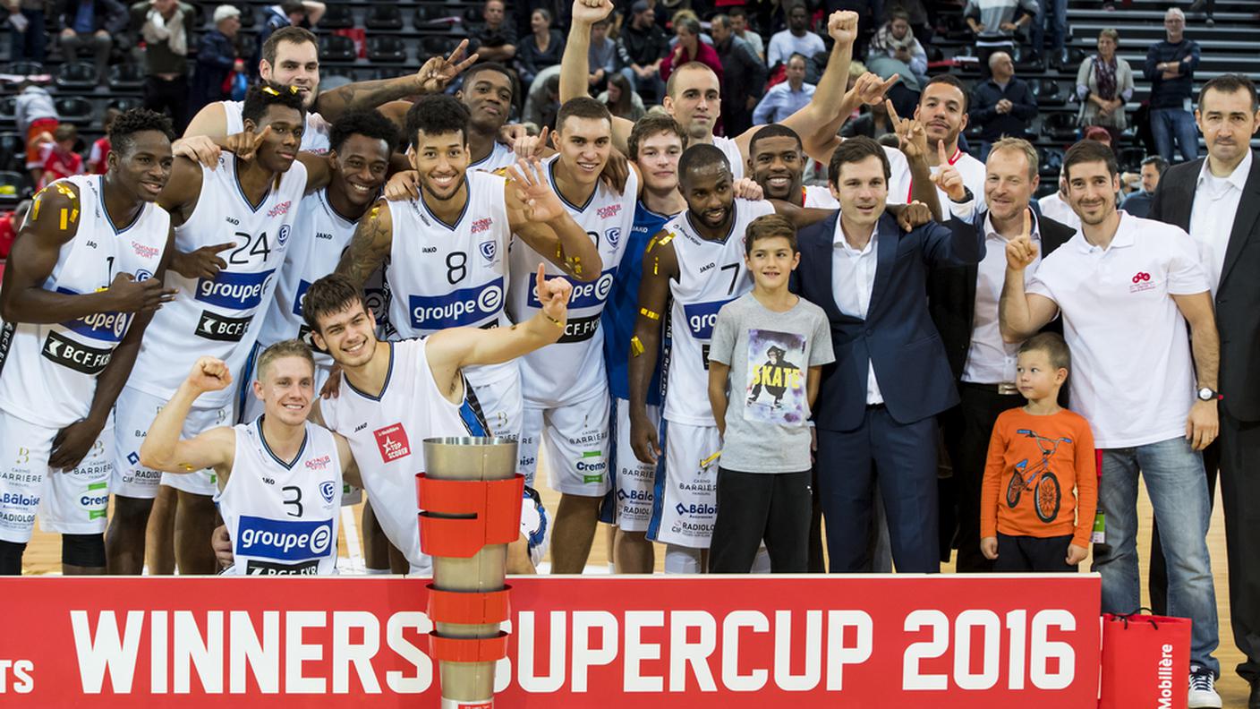 I giocatori del Friborgo con la supercoppa svizzera
