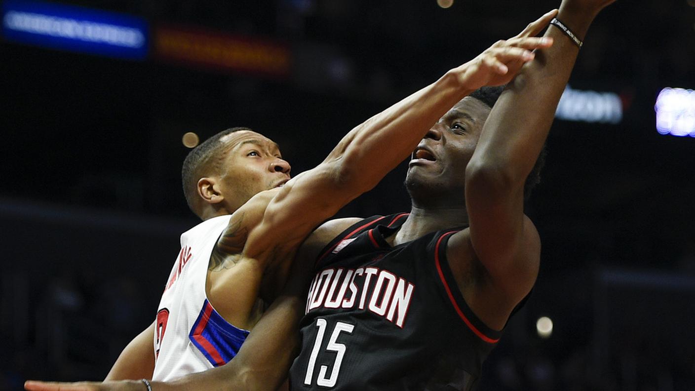 Clint Capela in azione contro i Clippers