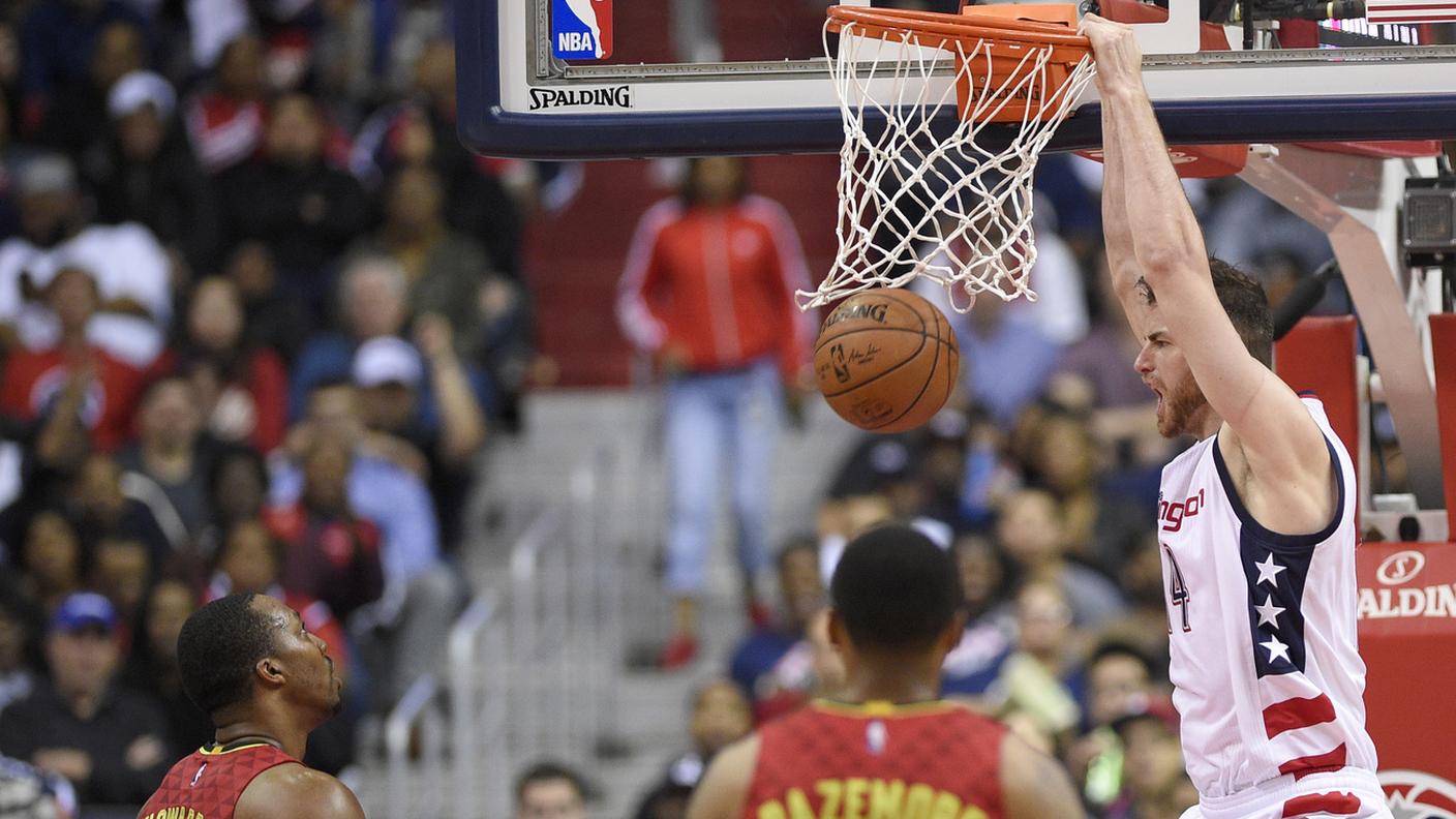 Jason Smith prevale sulla difesa di Dwight Howard e Kent Bazemore