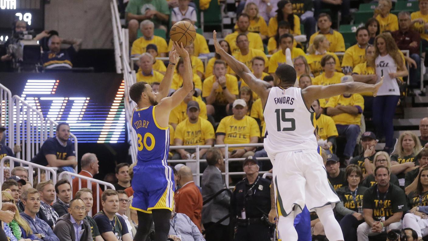 Trenta punti in gara-4 per Curry