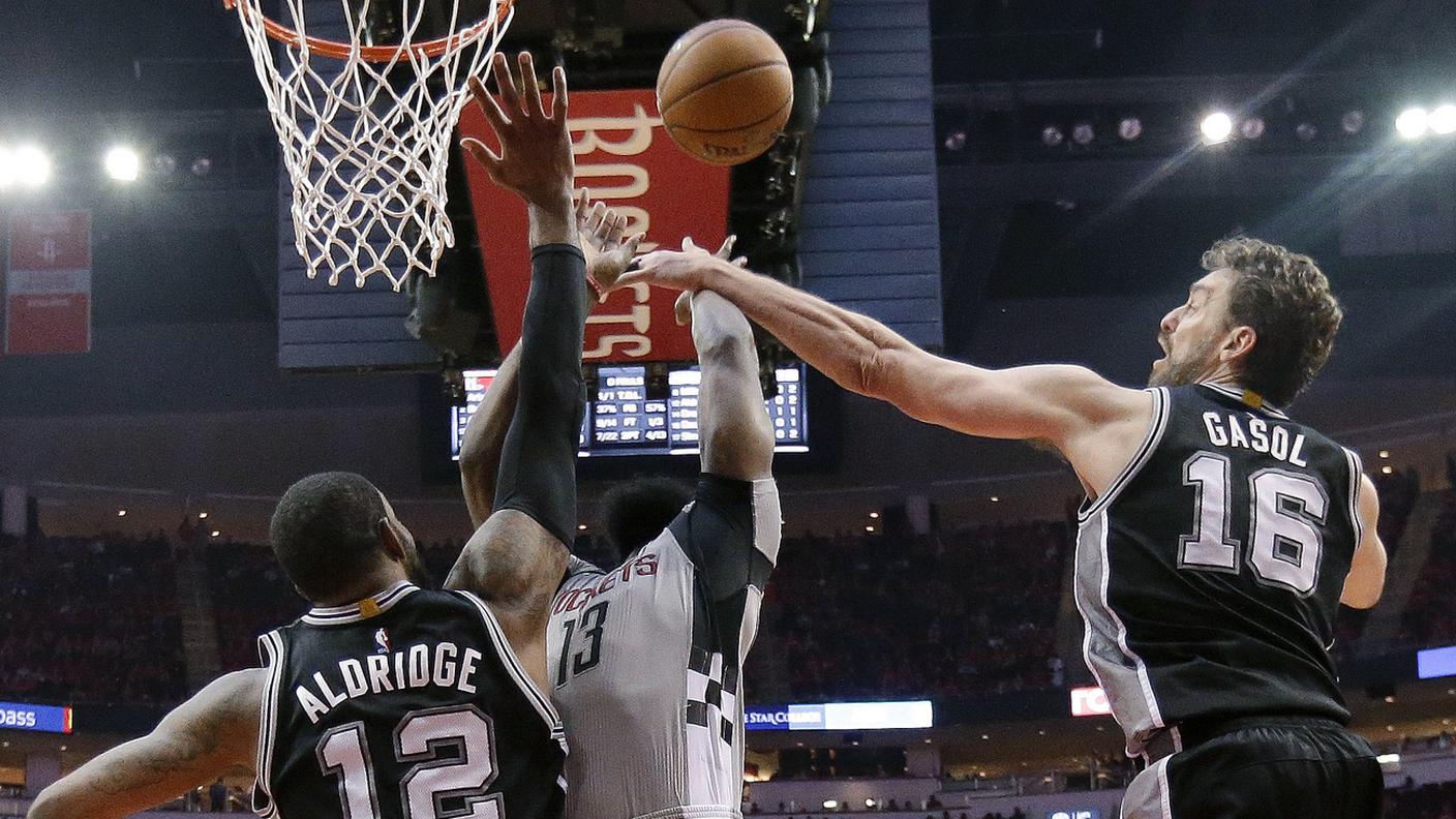Il Barba chiuso da Aldridge e Gasol