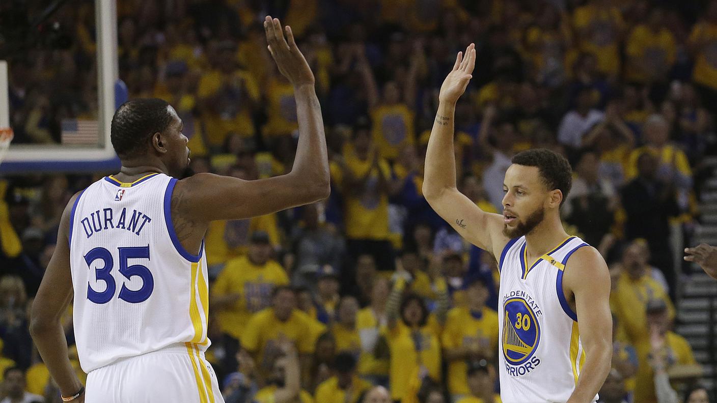 Settantaquattro punti in due per KD e Curry