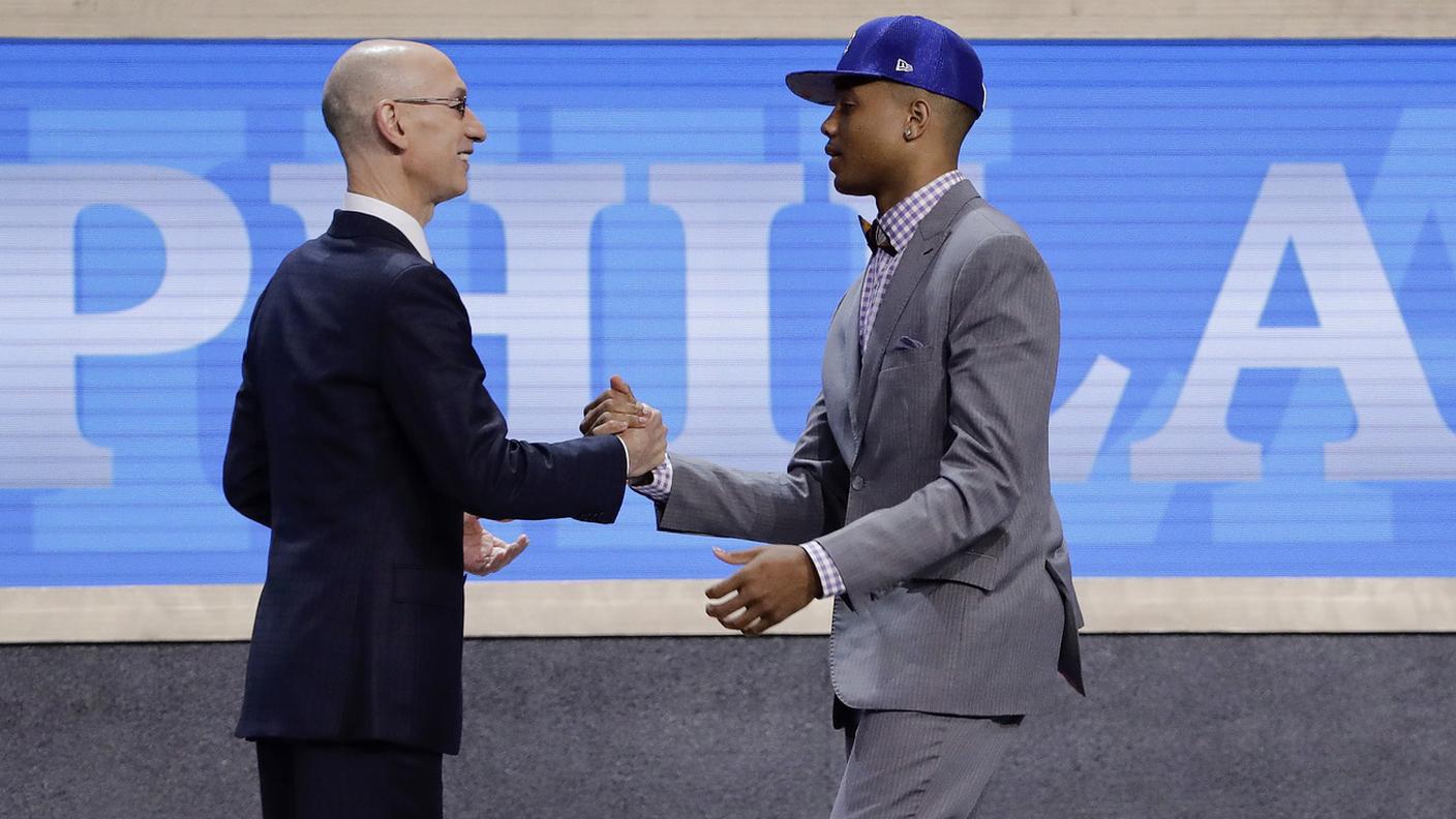 Il nuovo giocatore di Phila e il Commissioner NBA Adam Silver