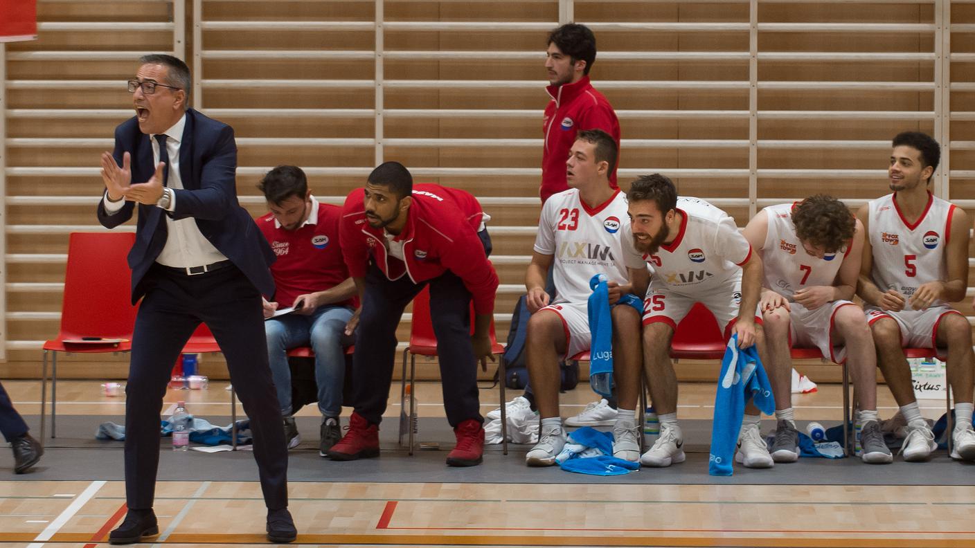 Coach Gubitosa incita i suoi giocatori