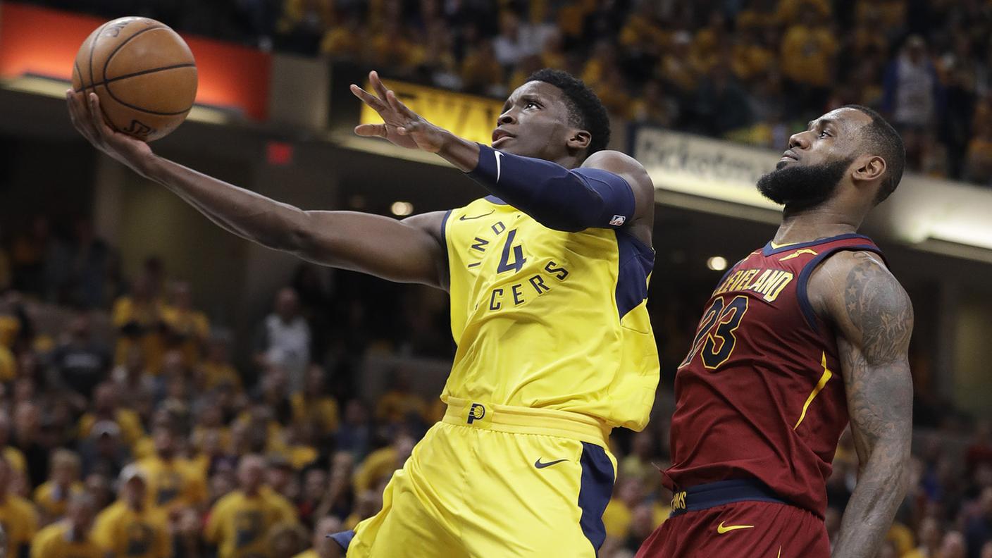 Oladipo vola e LeBron sta a guardare...