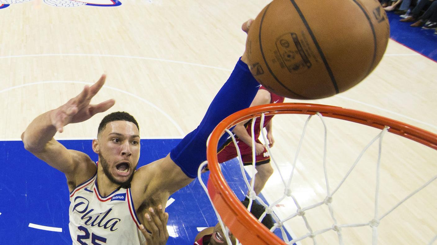Simmons vola a canestro