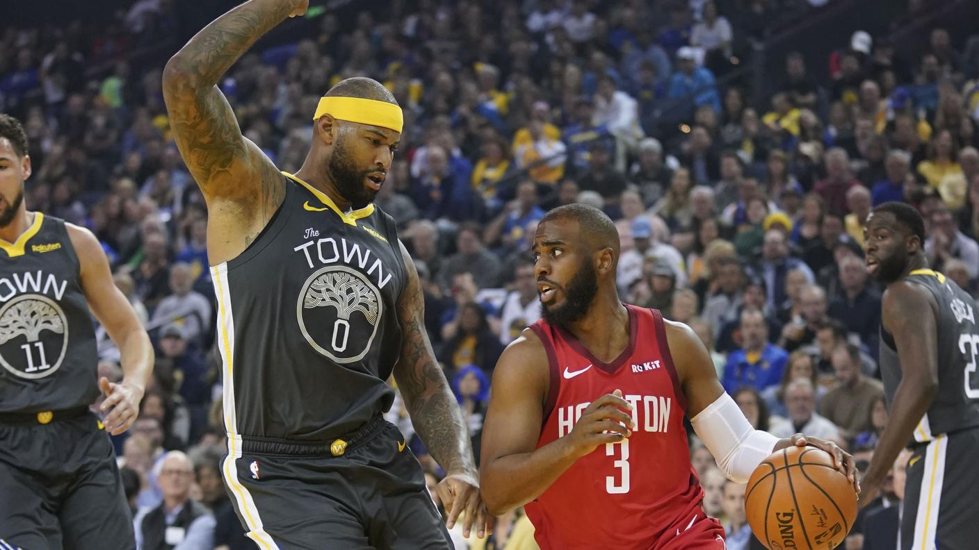 Chris Paul cerca di superare DeMarcus Cousins