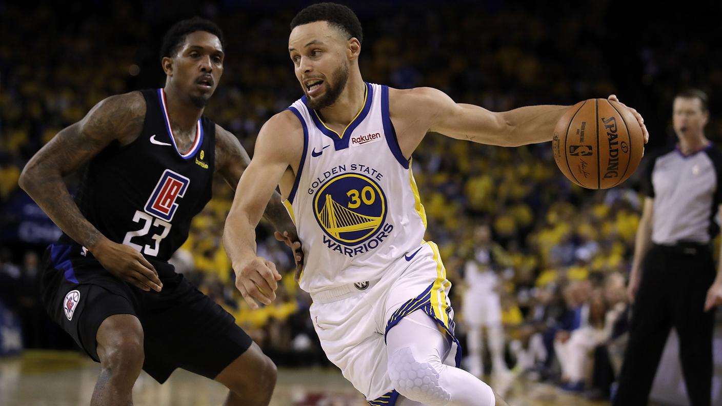 La stella dei Warriors Stephen Curry non ha fatto mancare il suo apporto