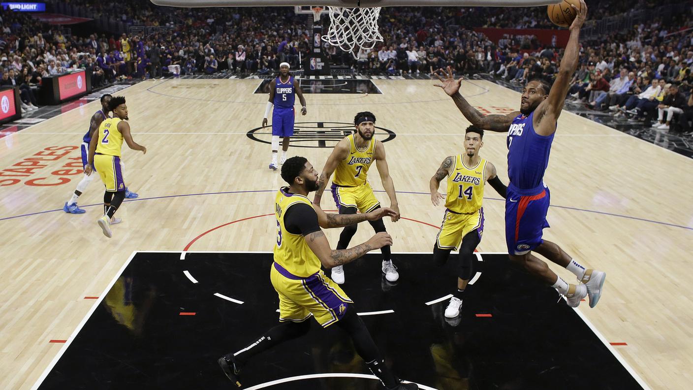 Cambia maglia ma non la classe di Kawhi