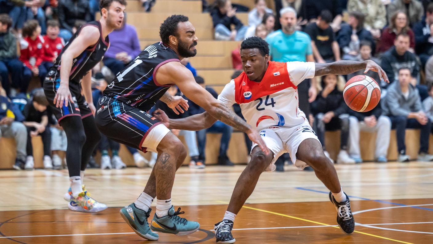 Hayes cerca di sfuggire alla marcatura di Williams