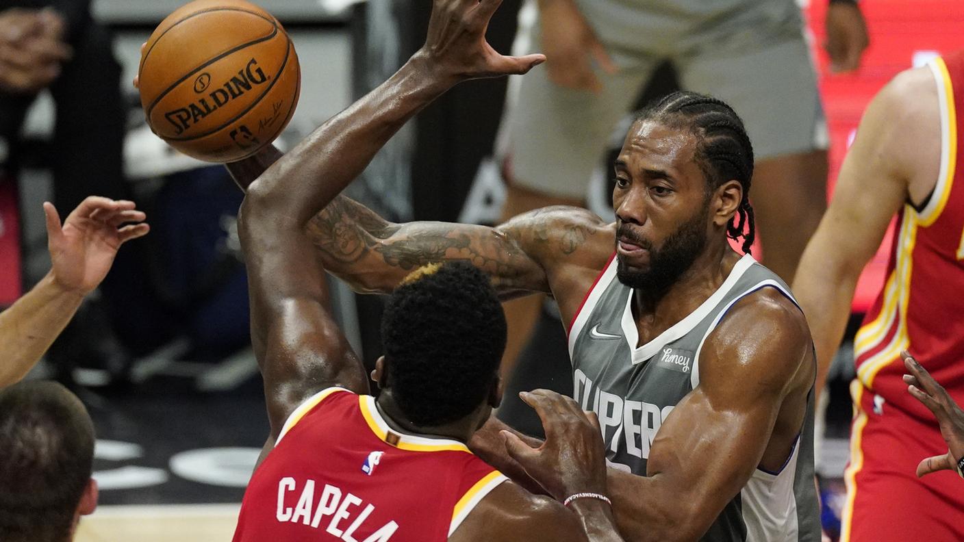 Il centro elvetico in chiusura su Kawhi Leonard