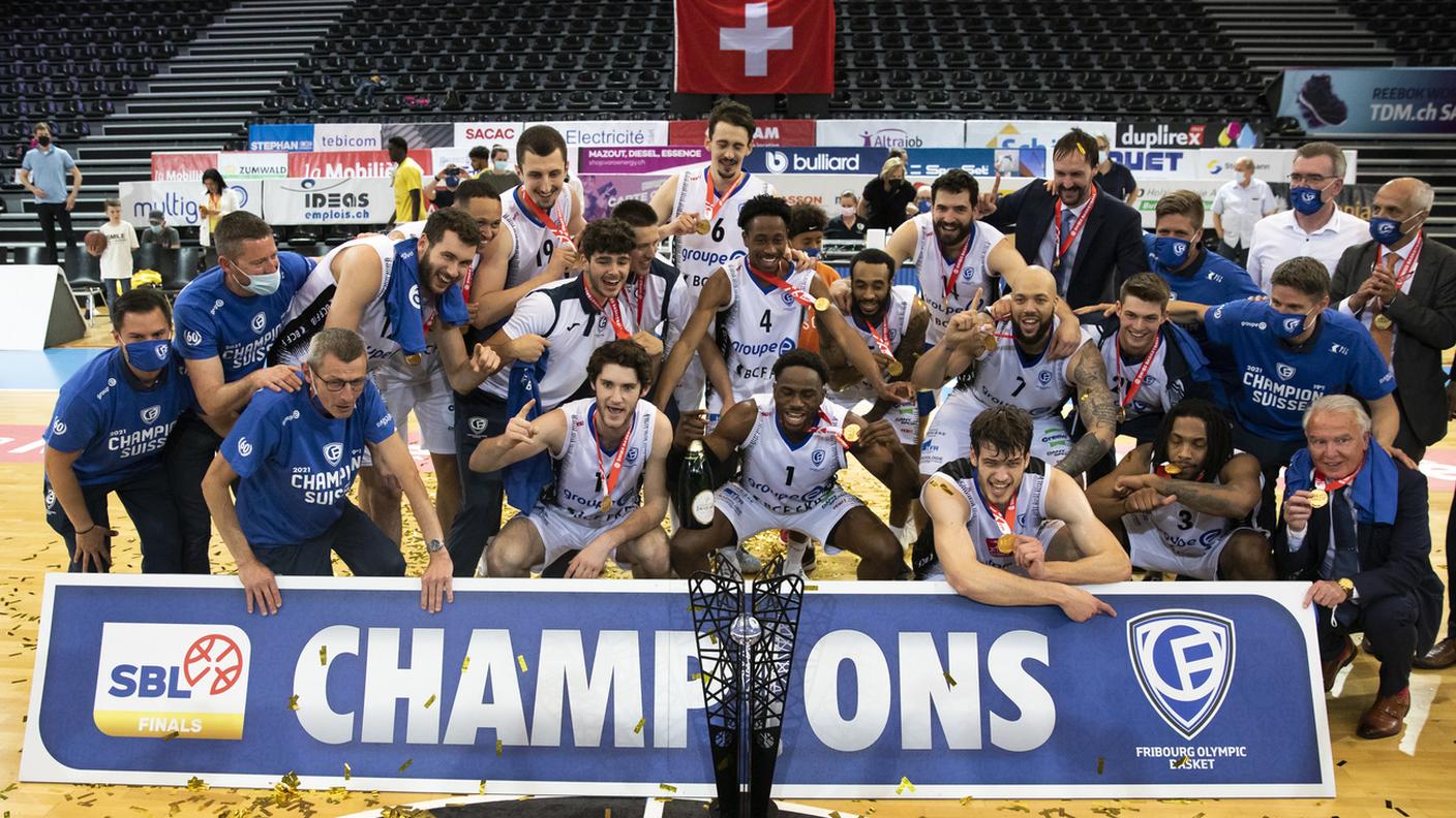 Con il trofeo