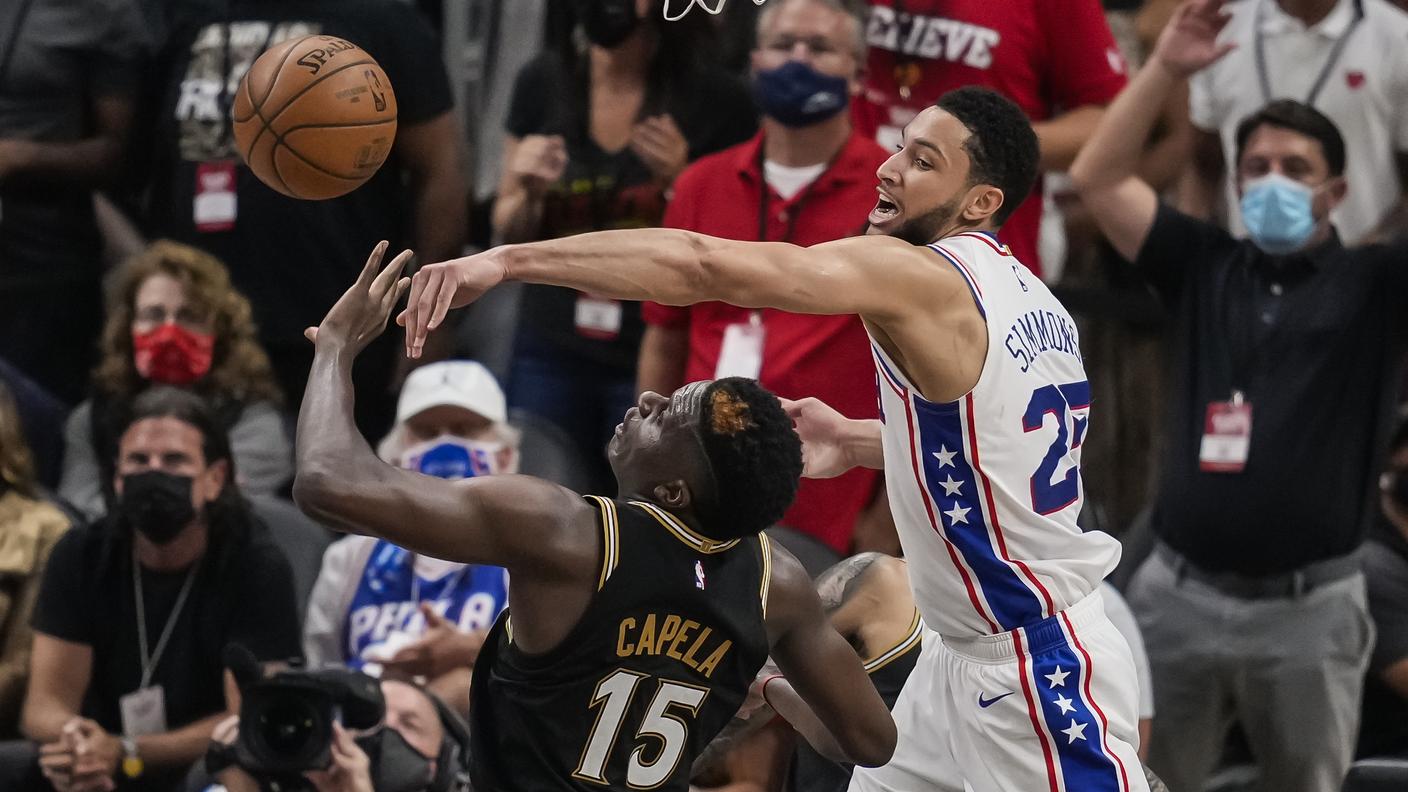 Capela in lotta con Simmons