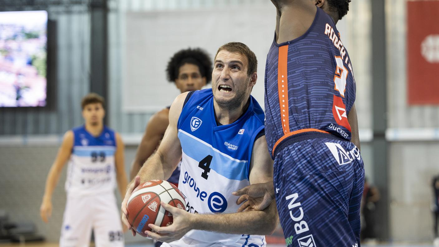 Jankovic cerca di andare a canestro