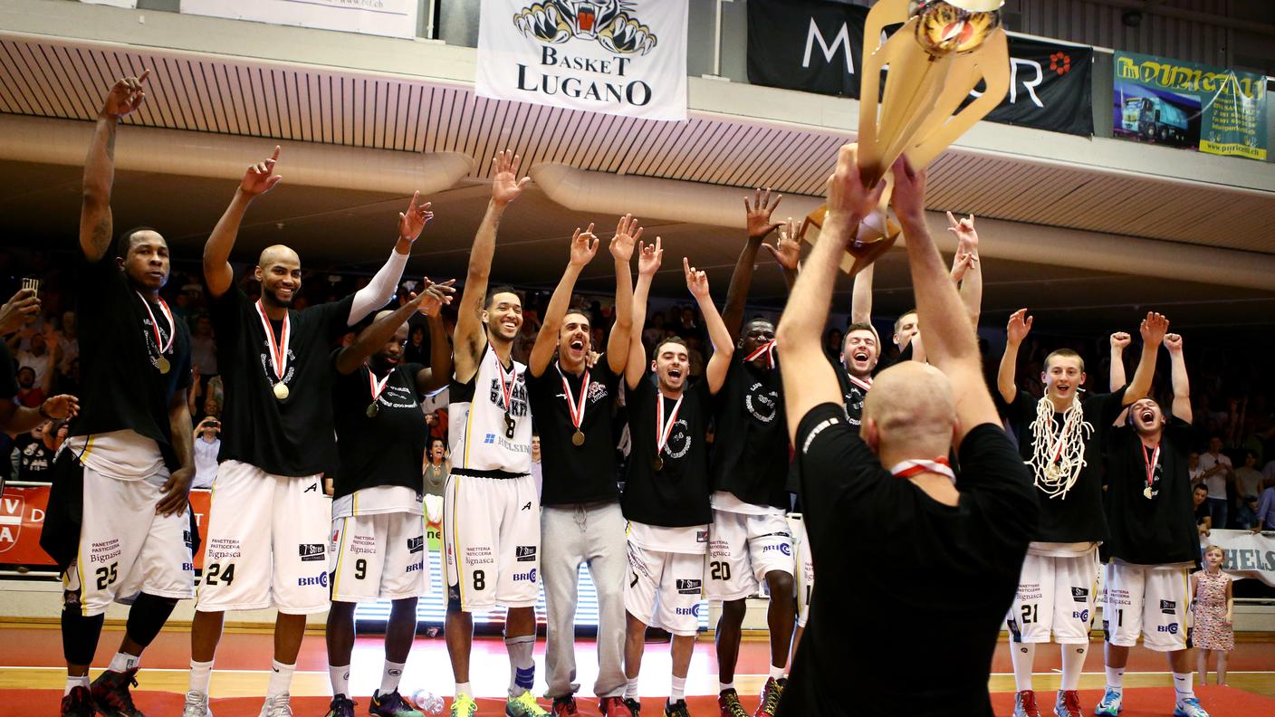 Il capitano Stockalper mostra il trofeo ai compagni