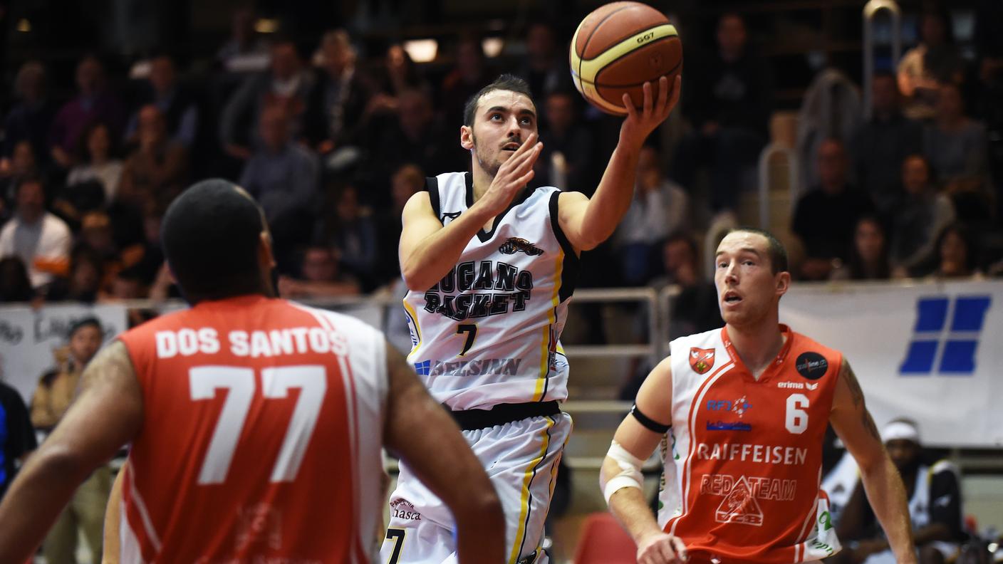 Magnani (12 punti e 8 assist) a canestro