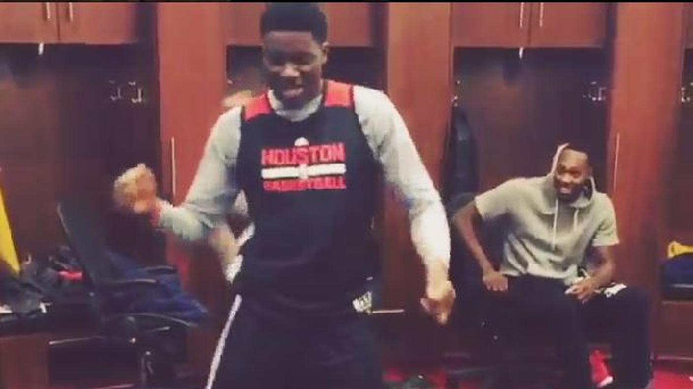 L'elvetico balla e Dwight Howard se la ride