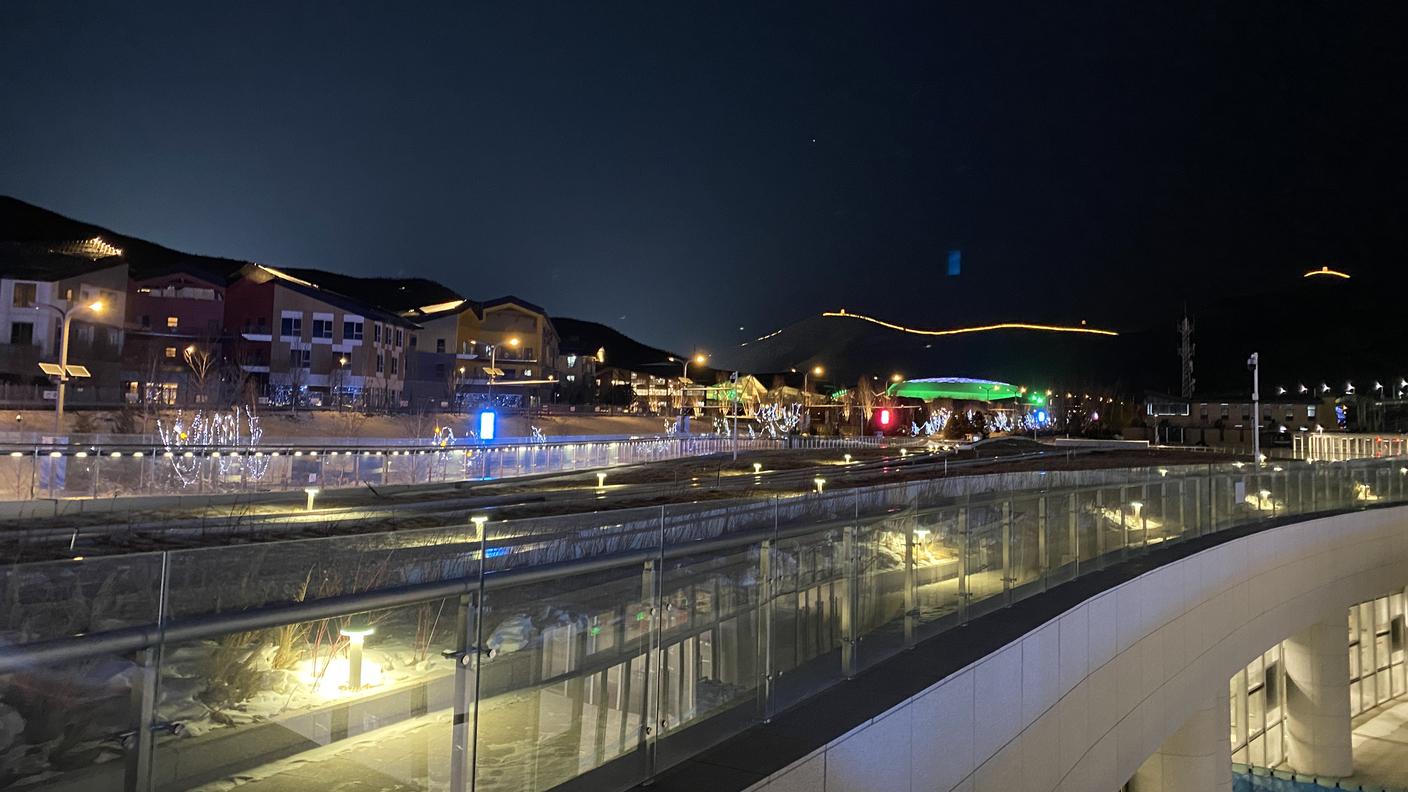Veglia da lontano sulle competizioni, qui vista dalla stazione