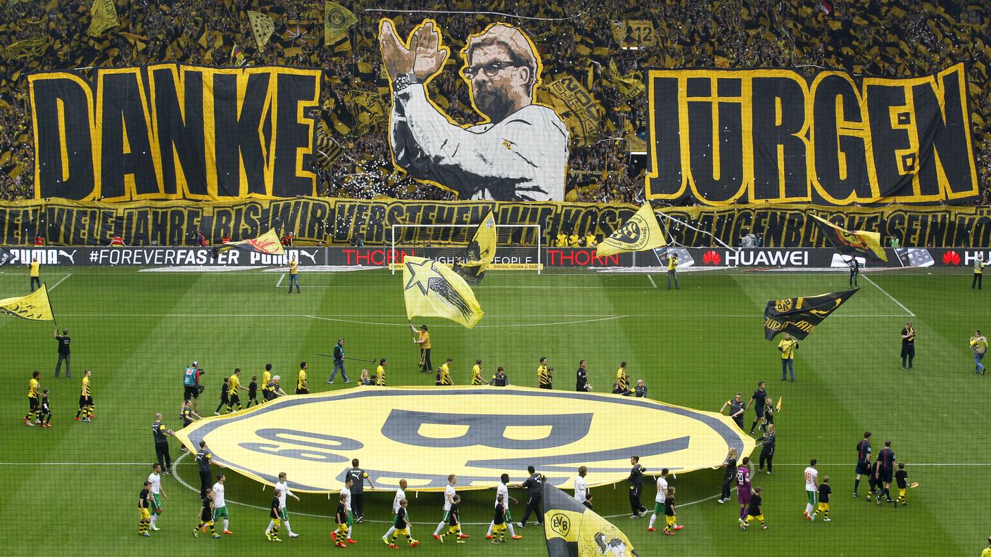 La curva del Borussia Dortmund ha omaggiato il suo allenatore