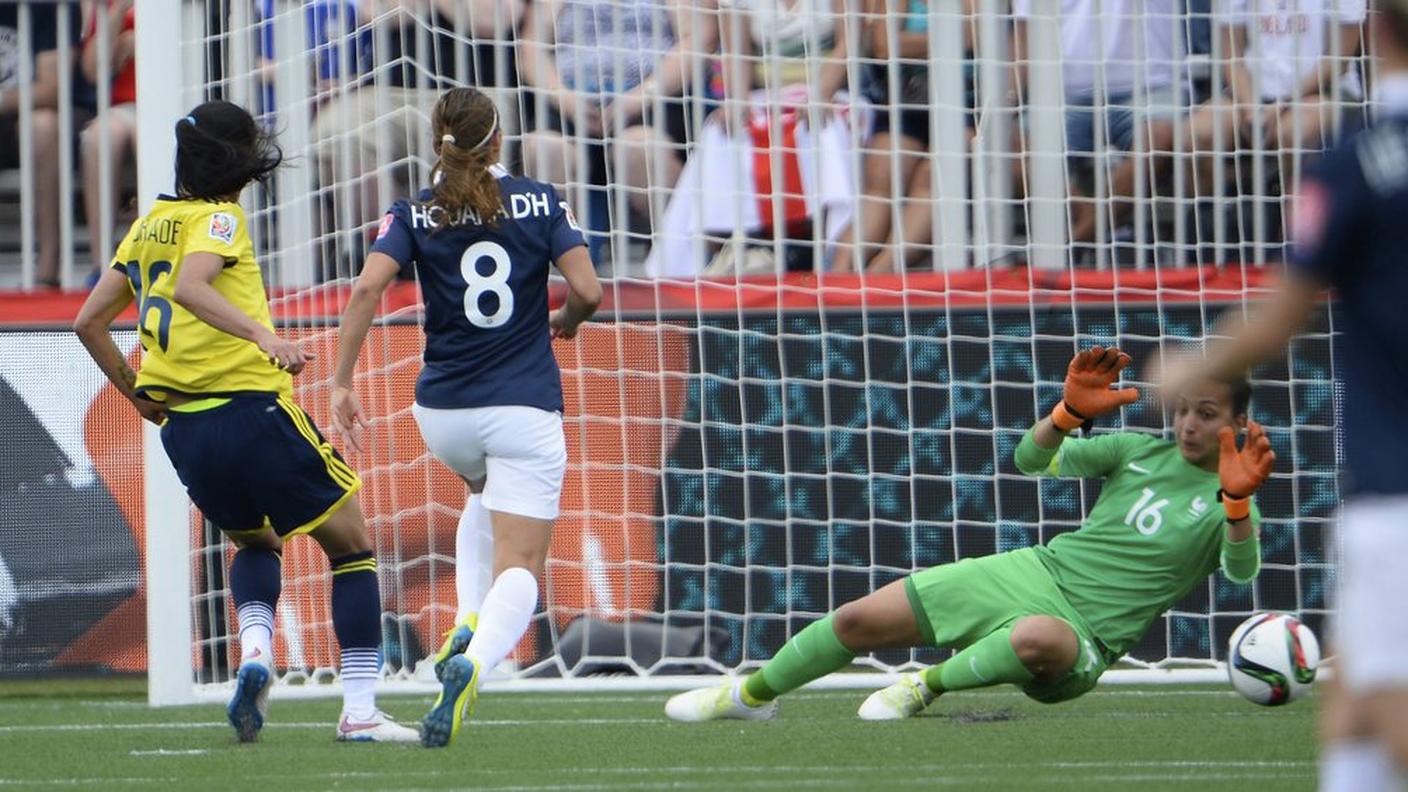 Lady Andrade mette il pallone dell'1-0 alle spalle di Sarah Bouhaddi 