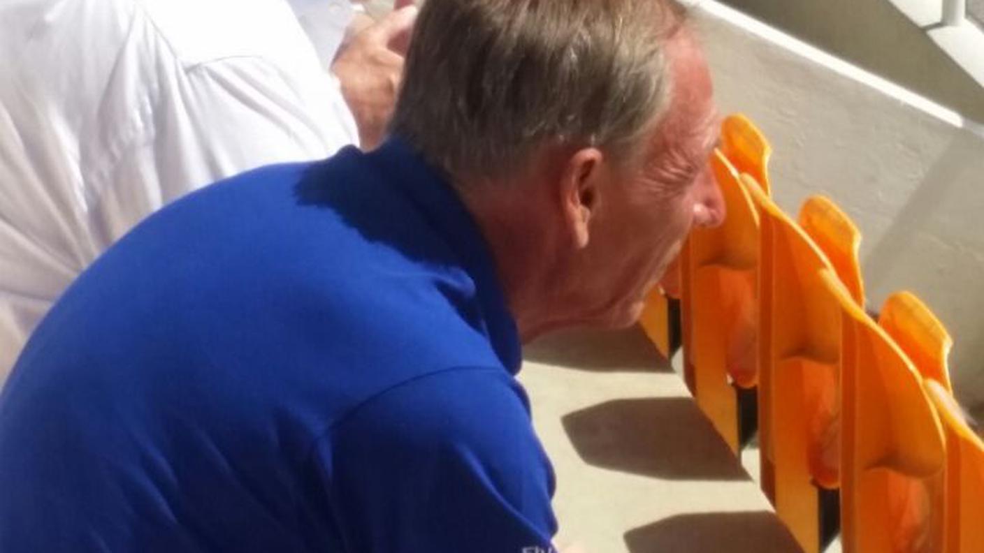 Zeman osserva i suoi giocatori con il presidente Renzetti