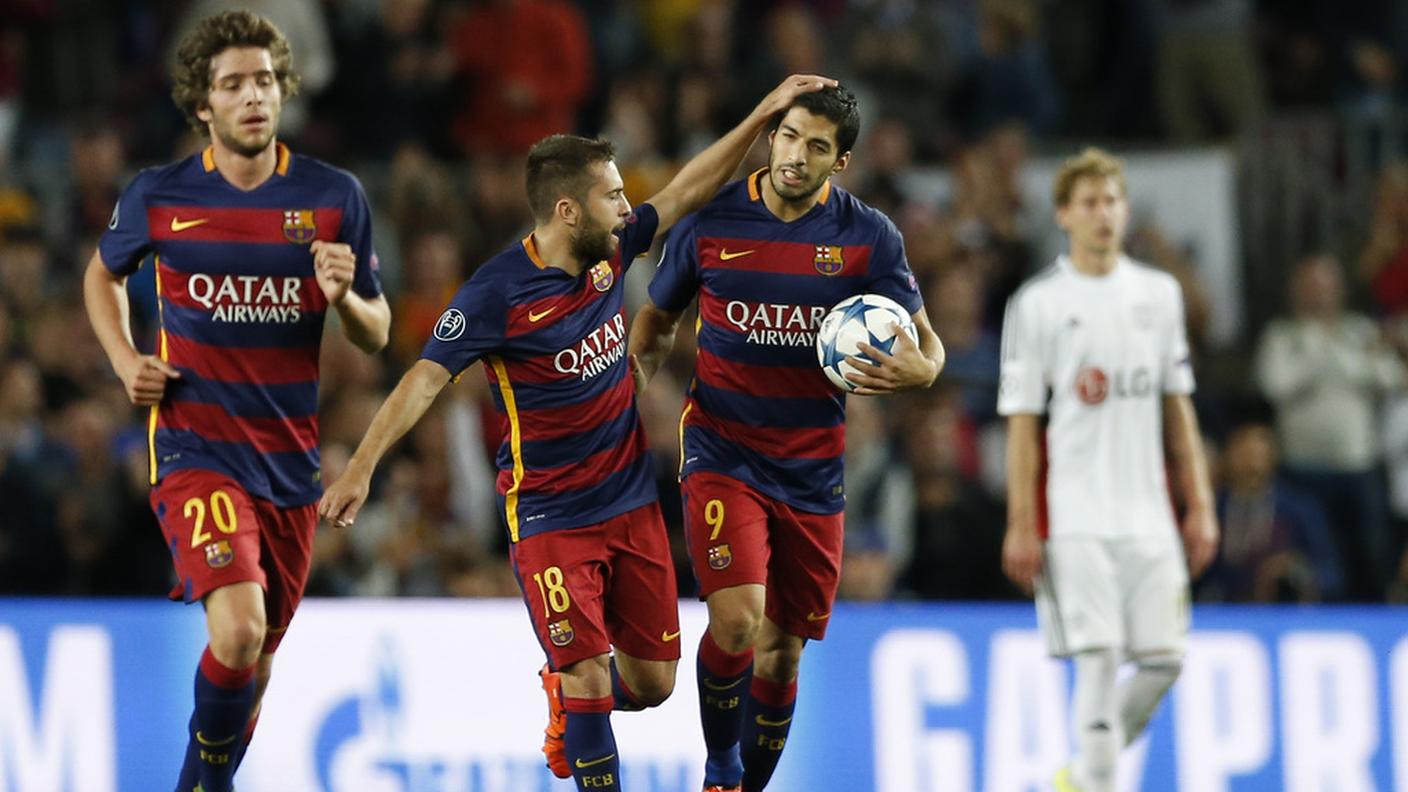 Suarez festeggiato da Jordi Alba