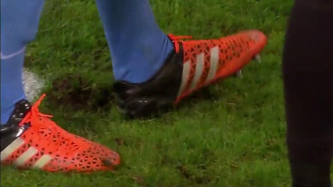 Hitz mentre scava con la sua scarpa