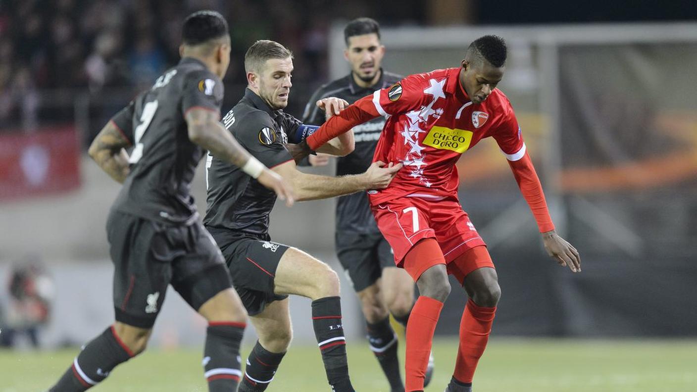Fernandes contende la palla ad Handerson
