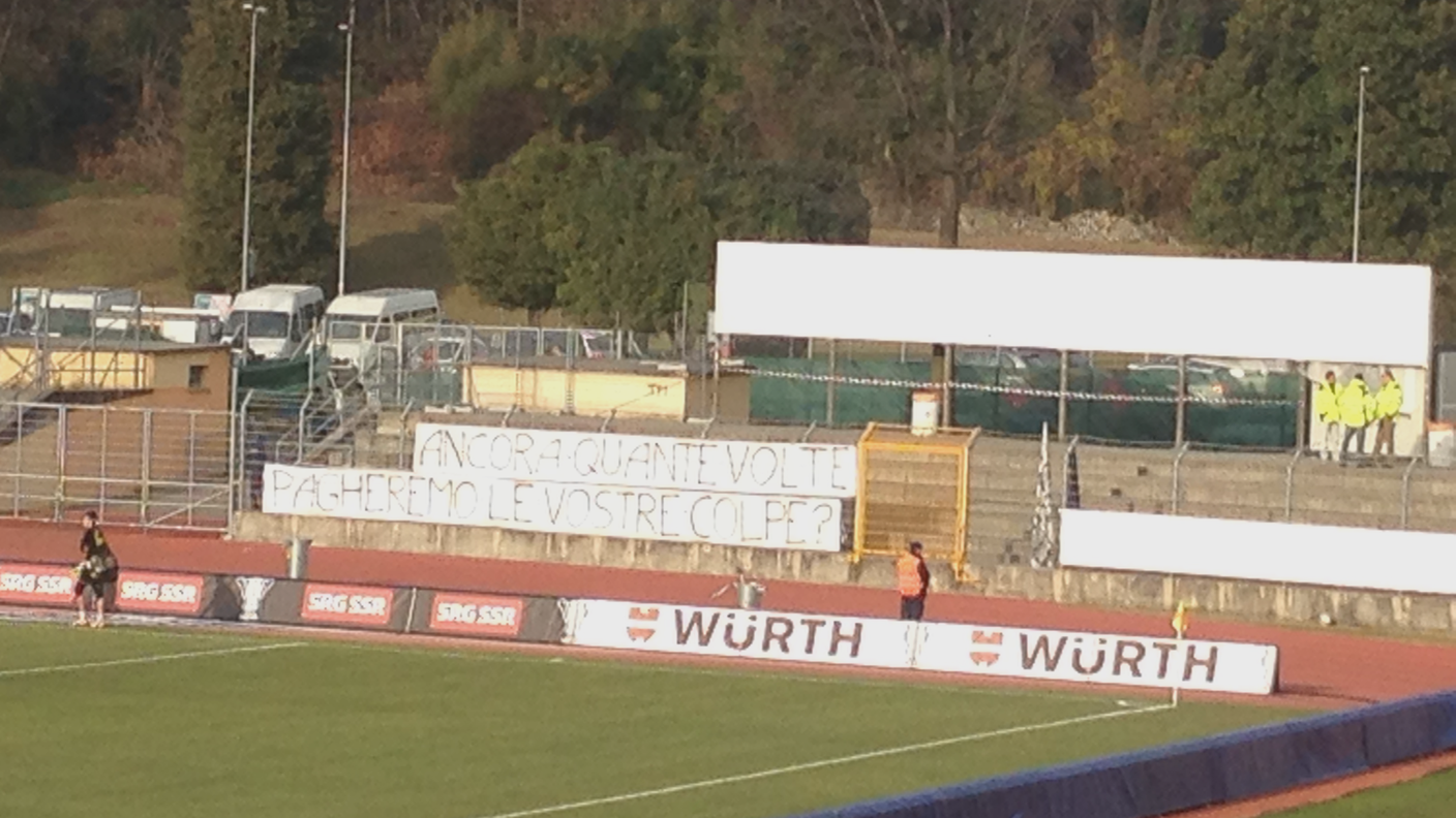 Lo striscione esposto in curva