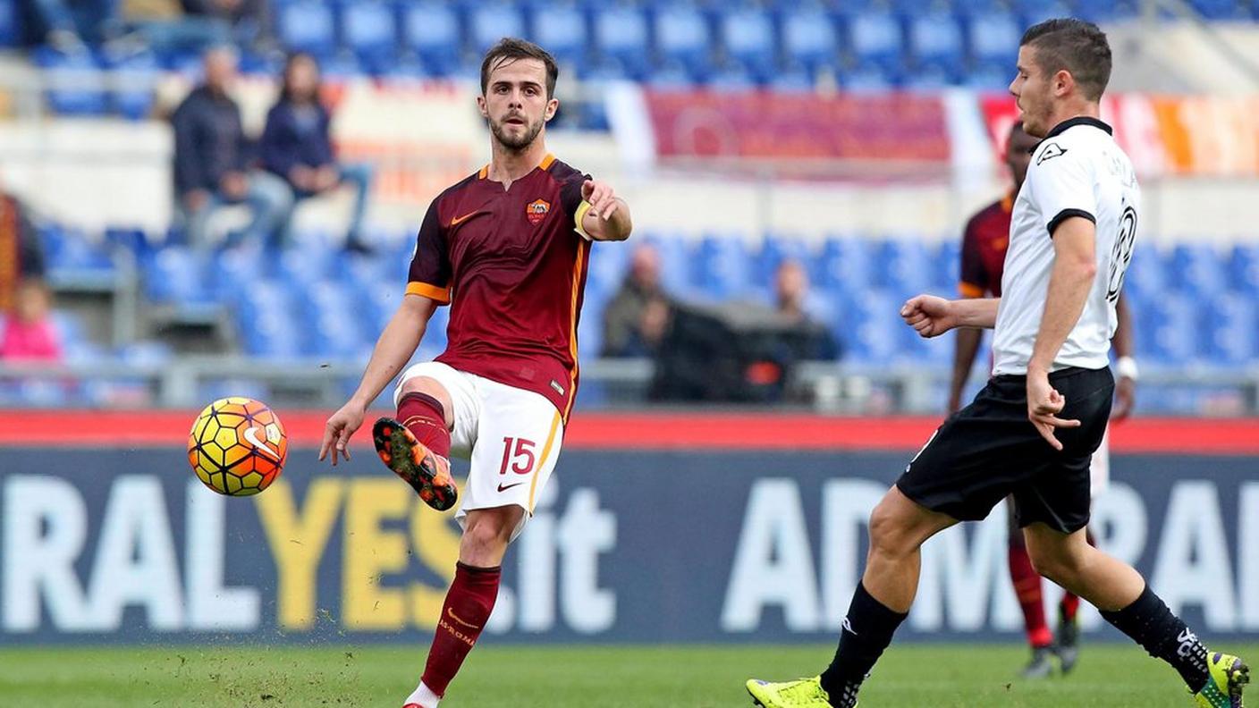 Penalty sulla traversa per Pjanic