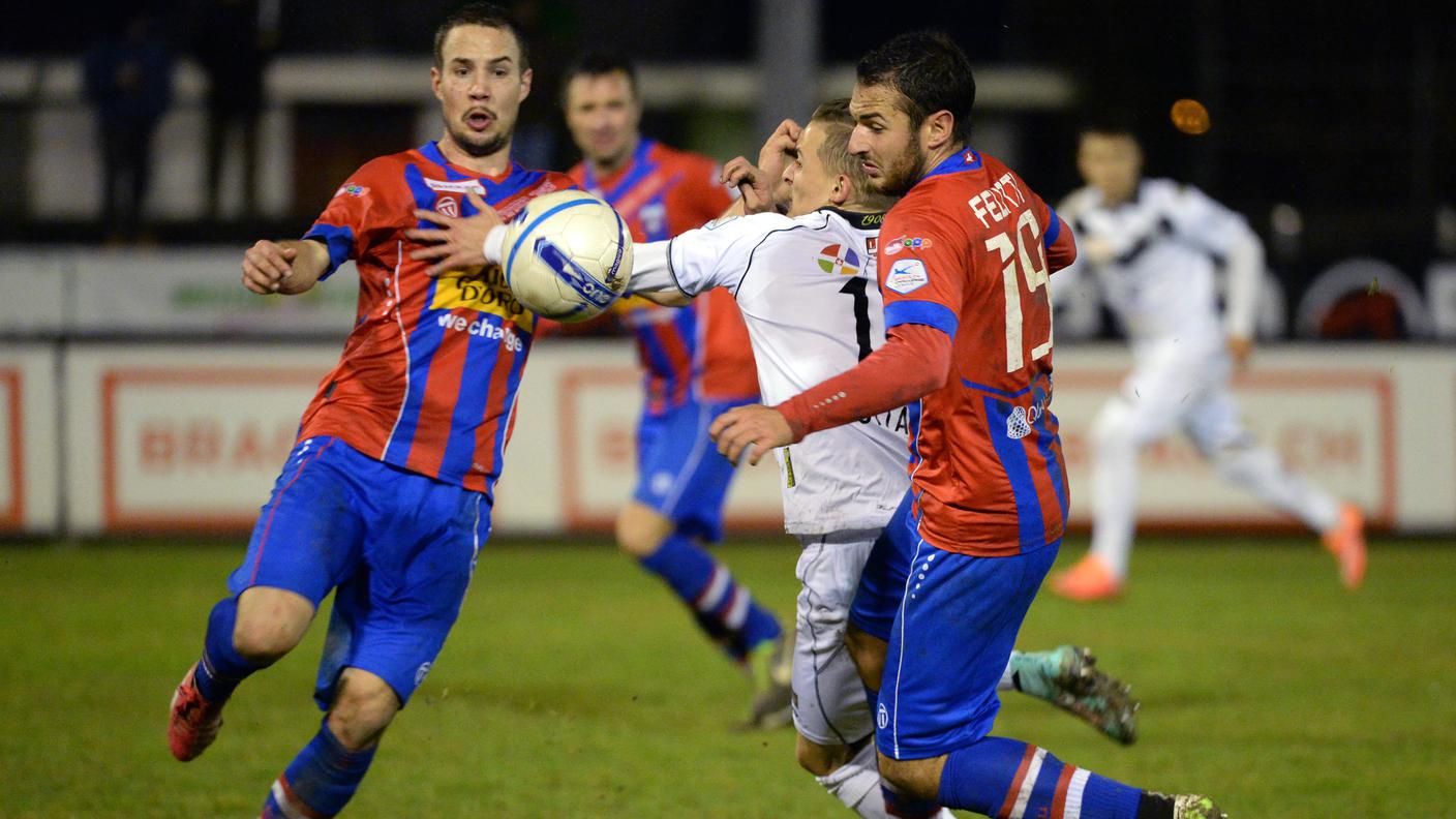 Il numero 19 e Rouiller cercano di fermare Bottani