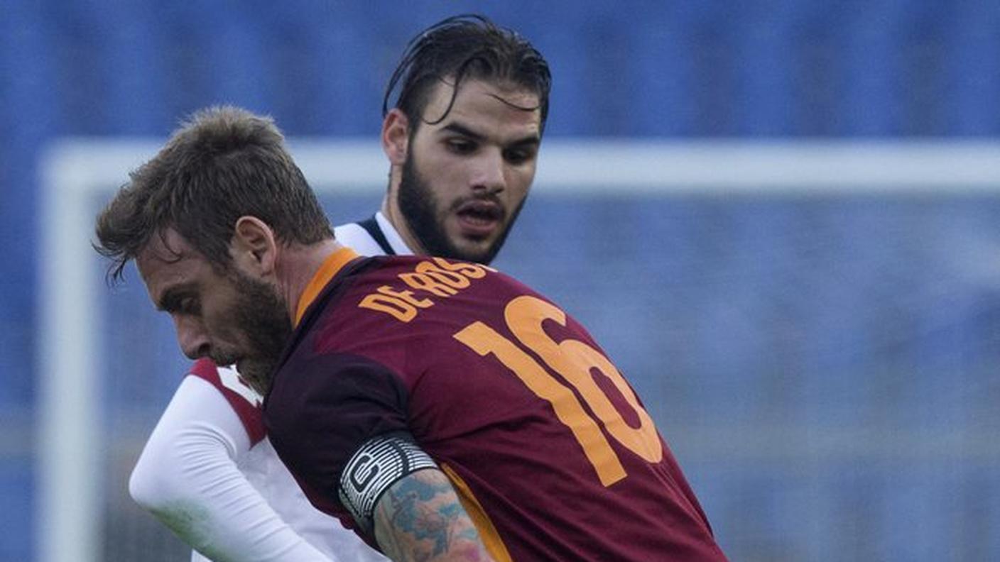 Tachtsidis mentre affronta De Rossi