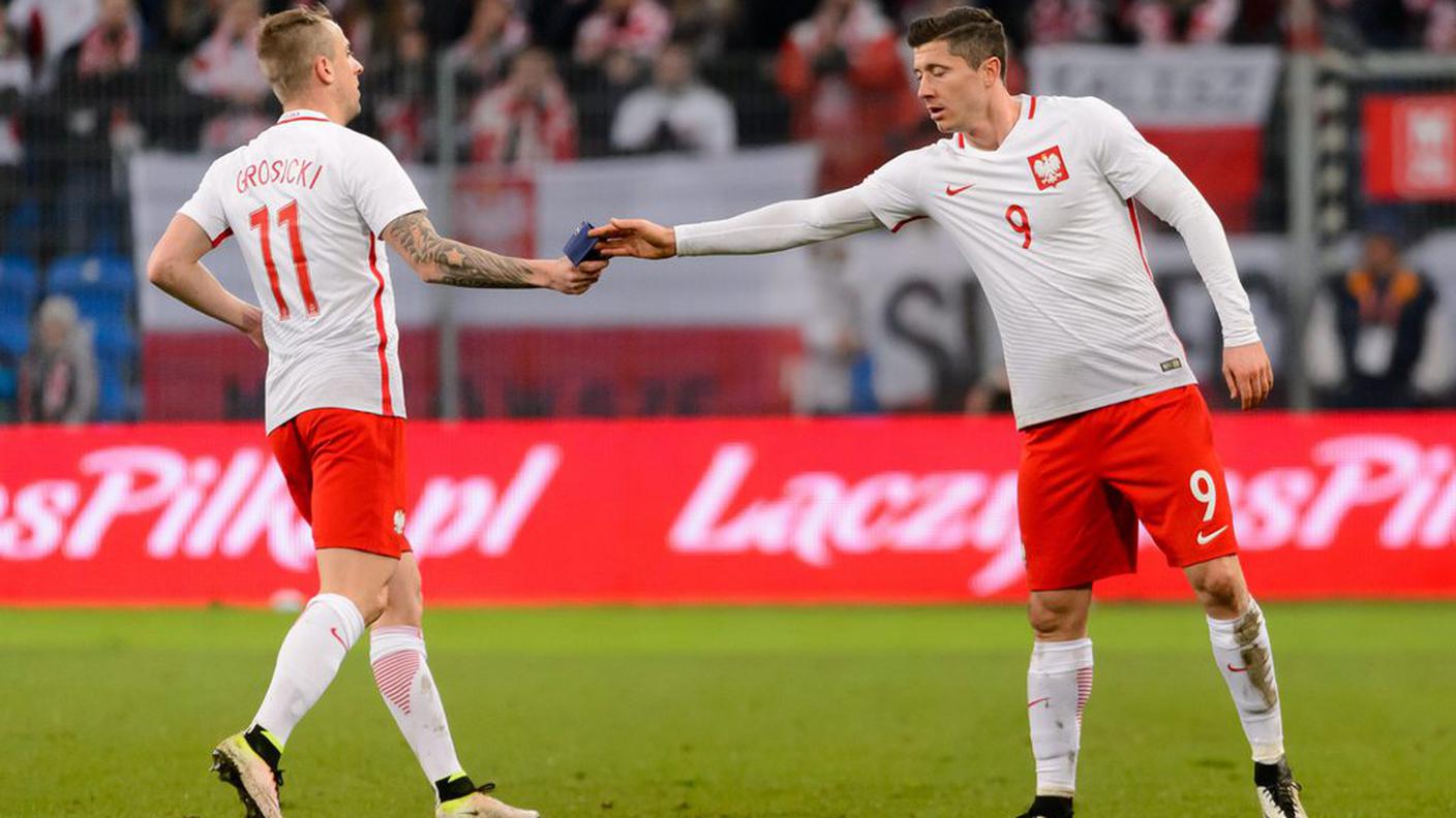 Lewandowski passa la fascia a Grosicki