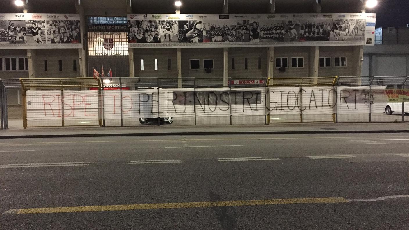 Lo striscione appeso allo stadio