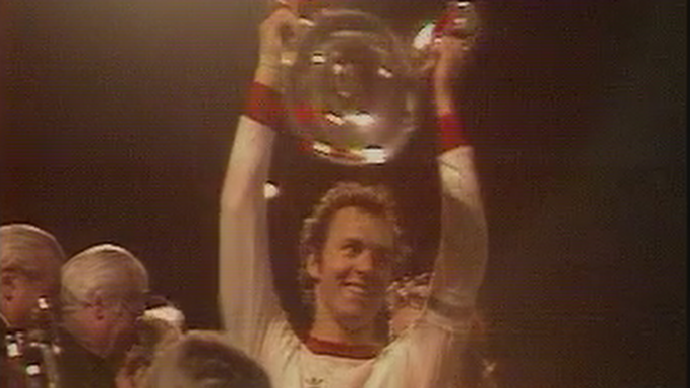 Beckenbauer alza la Coppa a Glasgow